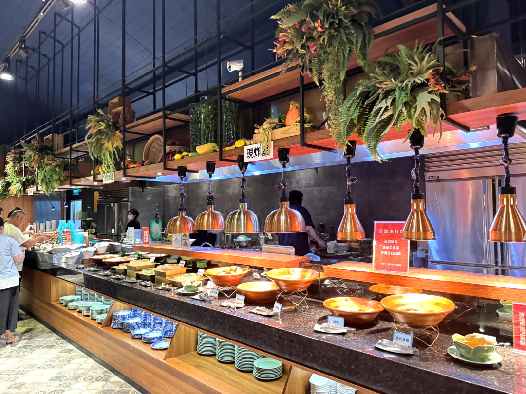 泰味館泰式料理｜桃園泰式吃到飽推薦，現點現炒＋自助吧無限暢食，在桃園愛買內