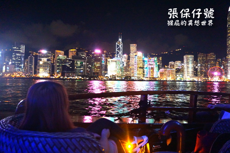 香港必玩｜搭乘張保仔號夜遊維多利亞港，船上提供白酒、紅酒等飲料，香港夜景超級美 @猴屁的異想世界