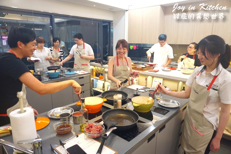 【師大美食】德國啤酒美食季－桂冠窩廚房 Joy&#8217; in Kitchen！師大夜市旁！捷運台電大樓站5號出口！台北烹飪體驗好好玩！我會做啤酒燉牛肉了！（親子廚房課程台北、台北料理教室、親子料理教室、親子廚房推薦） @猴屁的異想世界