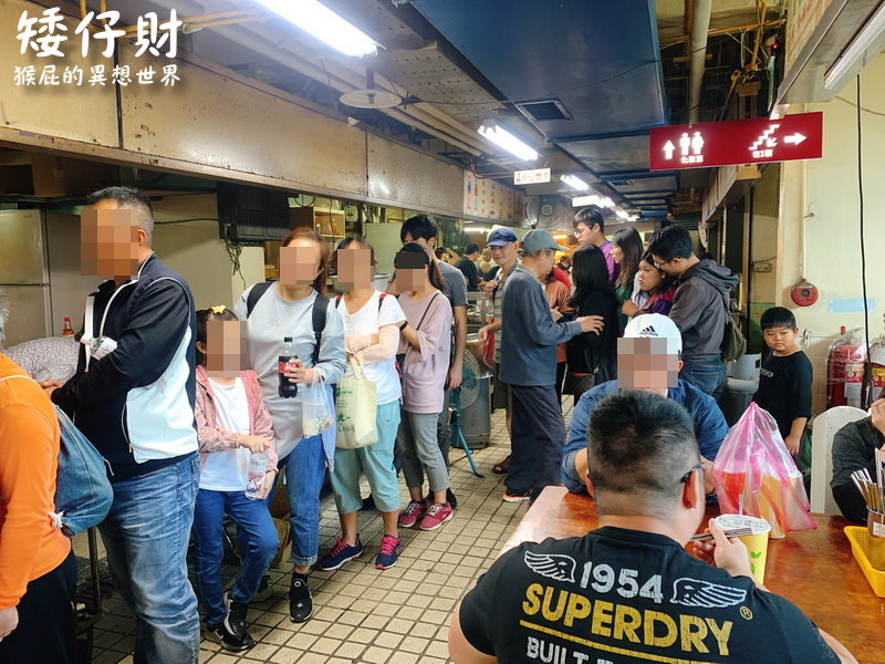 矮仔財滷肉飯｜北投市場內隱藏版美食，號稱台北三大滷肉飯之一，排隊排到天荒地老，食尚玩家推薦！ @猴屁的異想世界