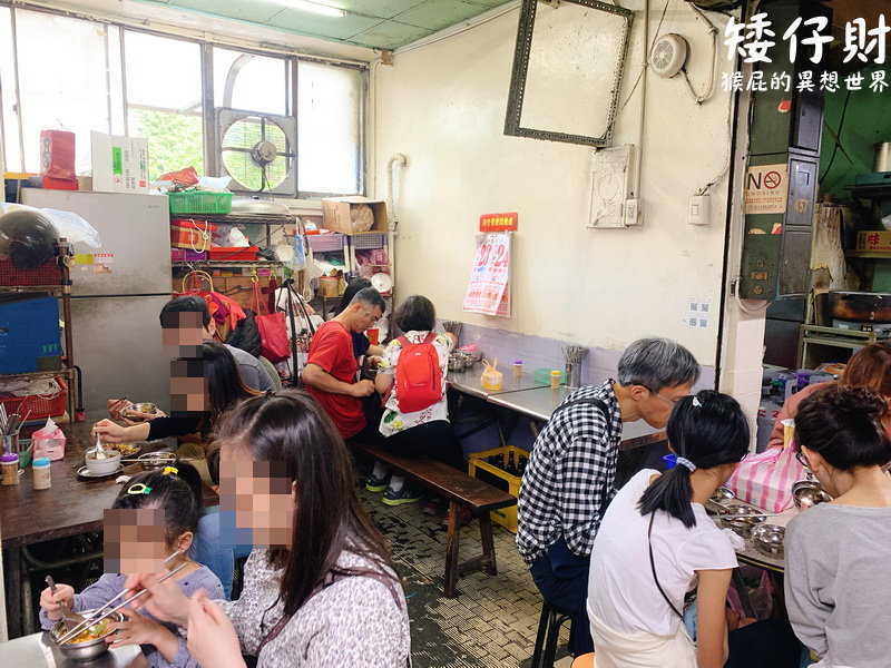 矮仔財滷肉飯｜北投市場內隱藏版美食，號稱台北三大滷肉飯之一，排隊排到天荒地老，食尚玩家推薦！ @猴屁的異想世界