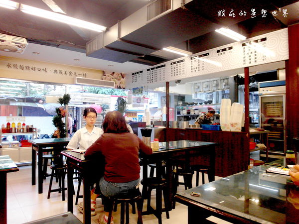 又一村水餃館｜台北中山區美食，牛肉麵、水餃、餛飩湯都很到位，營業到半夜1點半 @猴屁的異想世界