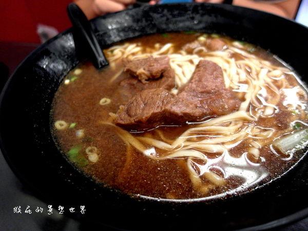 又一村水餃館｜台北中山區美食，牛肉麵、水餃、餛飩湯都很到位，營業到半夜1點半 @猴屁的異想世界