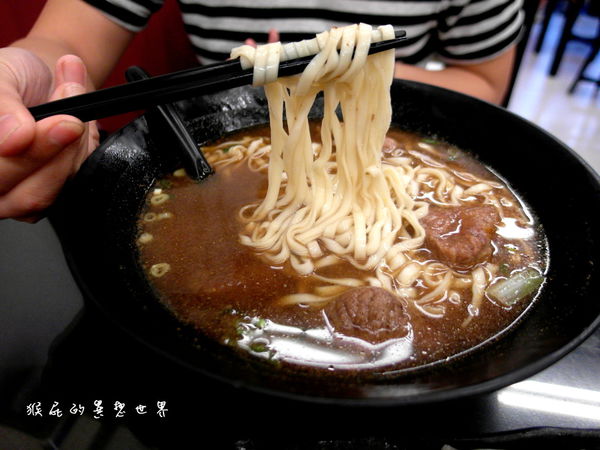 又一村水餃館｜台北中山區美食，牛肉麵、水餃、餛飩湯都很到位，營業到半夜1點半 @猴屁的異想世界