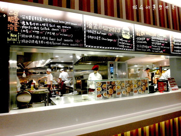 皇后美食館｜台北松山餐廳，炸雞配鬆餅的全新組合 @猴屁的異想世界