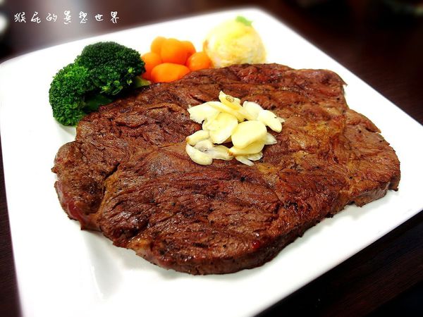 【台北板橋】平價美味大份量牛排！鐵牛原味碳烤牛排！(板橋美食、板橋餐廳)