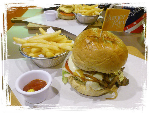 【台中美食】漢堡好好吃！Burger Joint 7分So (台中華美店)！