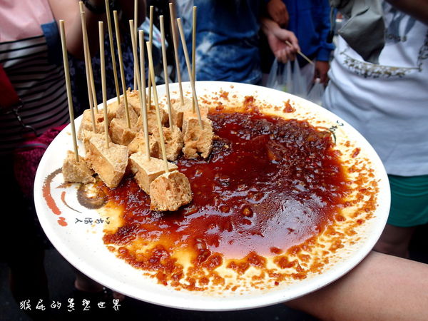 紅茶臭豆腐｜台中逢甲夜市必吃美食，用頂級伯爵紅茶發酵的臭豆腐 @猴屁的異想世界