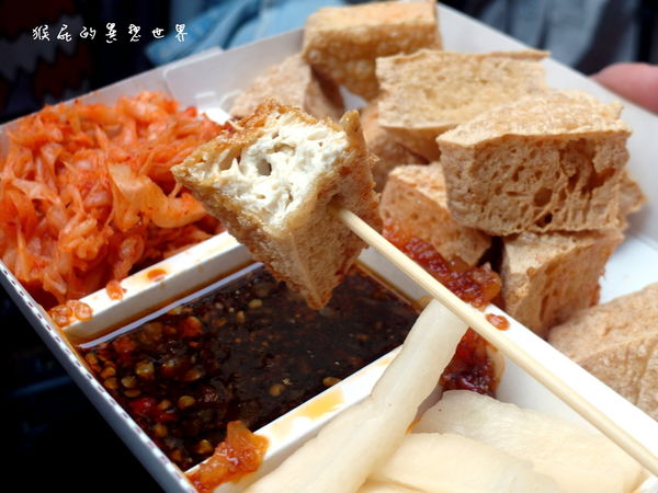 紅茶臭豆腐｜台中逢甲夜市必吃美食，用頂級伯爵紅茶發酵的臭豆腐 @猴屁的異想世界