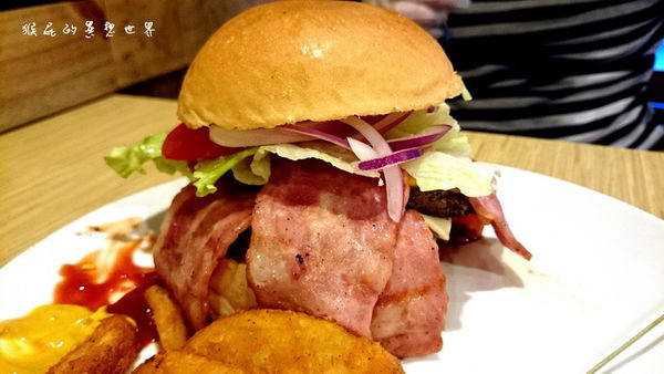 ANIKI打漢堡｜東區知名美式餐廳開來新莊，漢堡好吃，一樣有彈珠台 @猴屁的異想世界