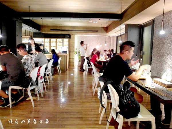 inn cafe｜台北西門町美食，平價好吃漢堡，店員是帥哥，有學生證飲料無限暢飲 @猴屁的異想世界