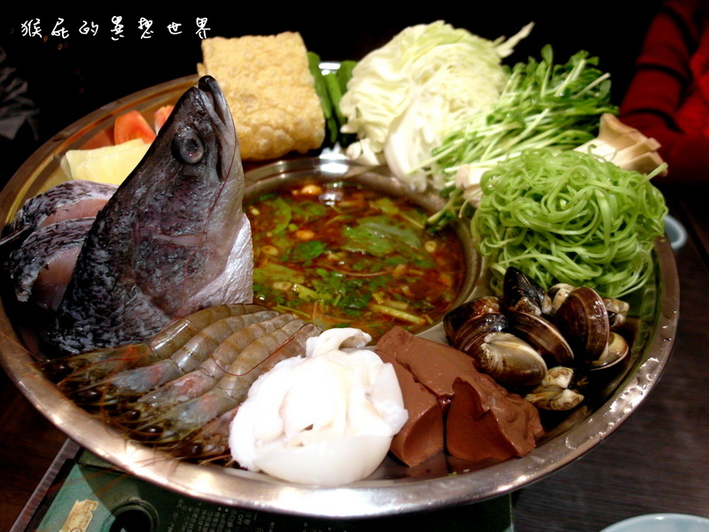 【台中美食】很越南宮廷料理餐廳！超彭湃越式海鮮酸辣火鍋！適合聚餐！