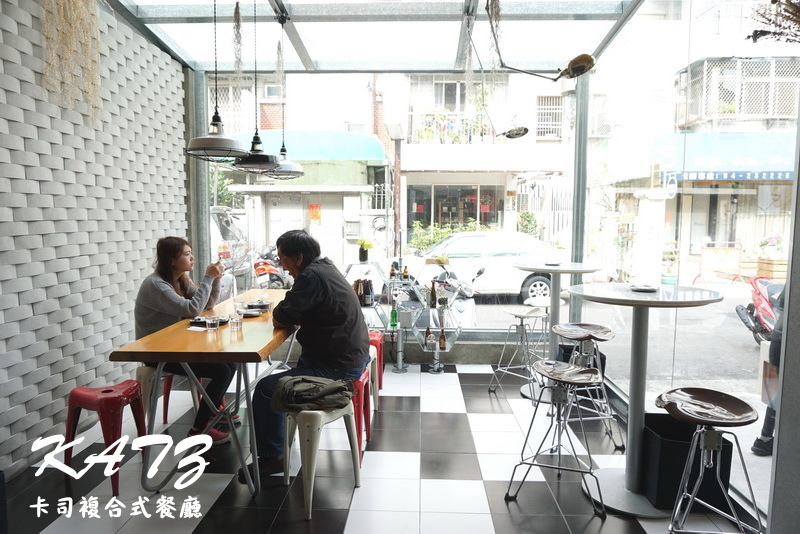 KATZ卡司複合式餐廳｜台中韓式料理，韓式炸雞超好吃，近精明一街、精誠商圈 @猴屁的異想世界