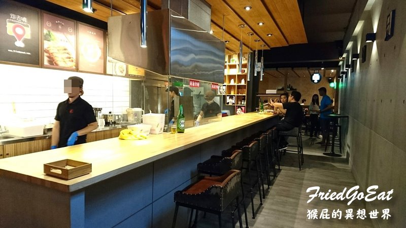 炸去啃時尚鹹酥雞店｜三重炸物推薦，店內有遊戲飛鏢機及插座，朋友聚會聊天的好地方 @猴屁的異想世界