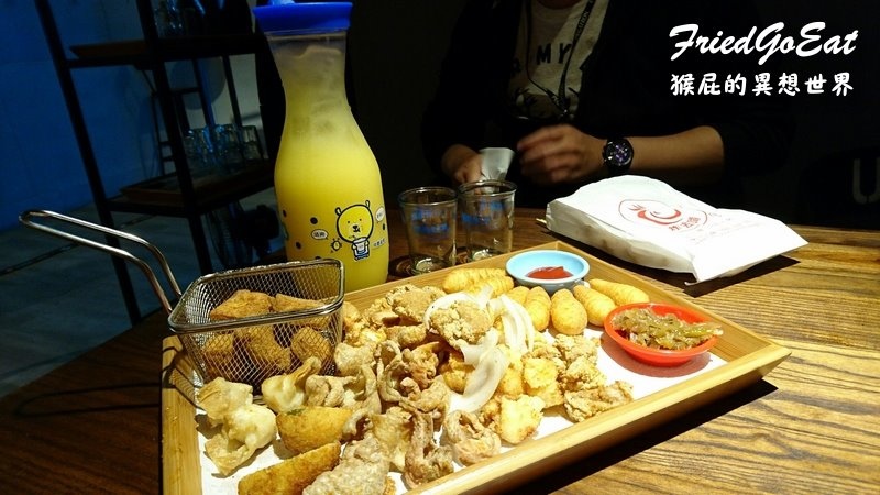 炸去啃時尚鹹酥雞店｜三重炸物推薦，店內有遊戲飛鏢機及插座，朋友聚會聊天的好地方 @猴屁的異想世界