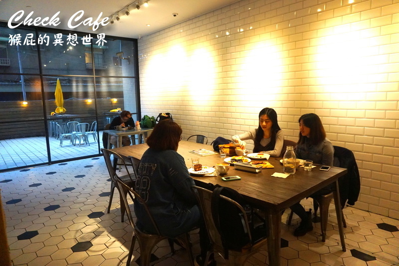 【台北行天宮】行天宮旁超人氣咖啡廳Check Cafe雀客咖啡！工業風早午餐，隔壁就是潮流旅店Check Inn雀客旅館！有包廂！捷運行天宮站！(行天宮美食、行天宮餐廳) @猴屁的異想世界