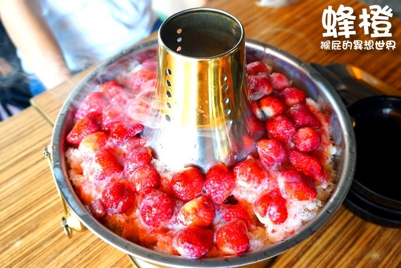 蜂橙複合式餐飲｜朝聖台南傳說中的草莓火鍋，超狂草莓火山冰，台南IG打卡美食 @猴屁的異想世界