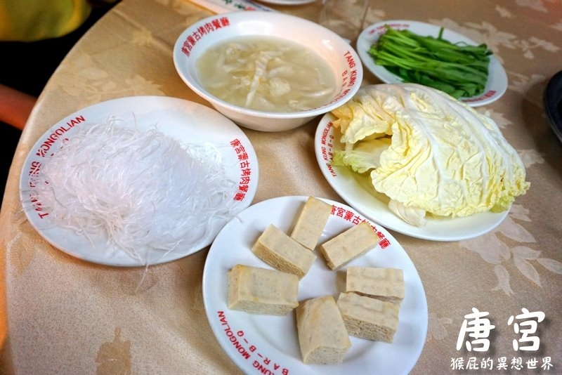 唐宮蒙古烤肉｜台北吃到飽推薦，主打蒙古烤肉跟酸菜白肉鍋吃到飽，夾燒餅吃更好吃 @猴屁的異想世界